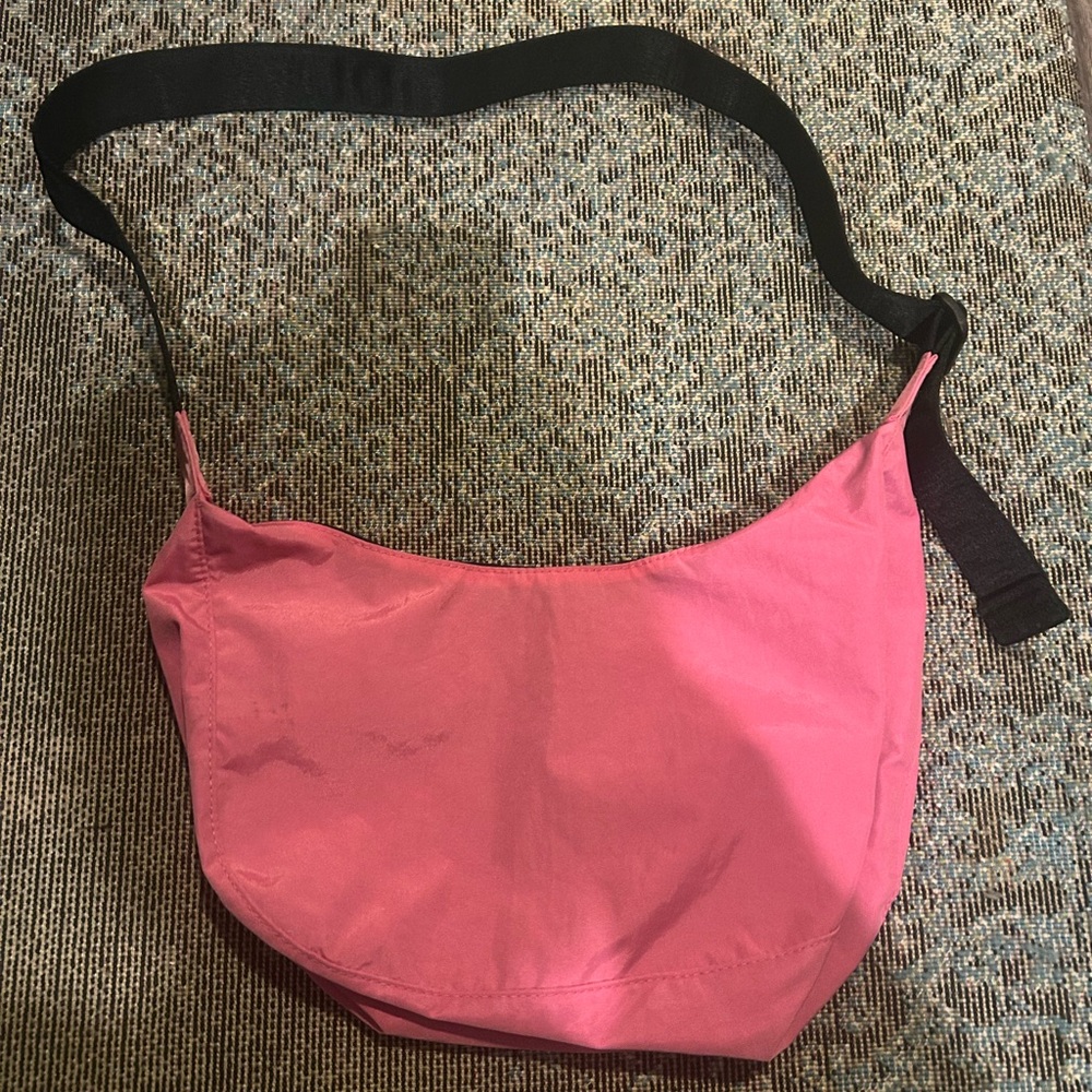 Baggu Pink Medium Crescent two inside pockets with zippers. Gently used like new